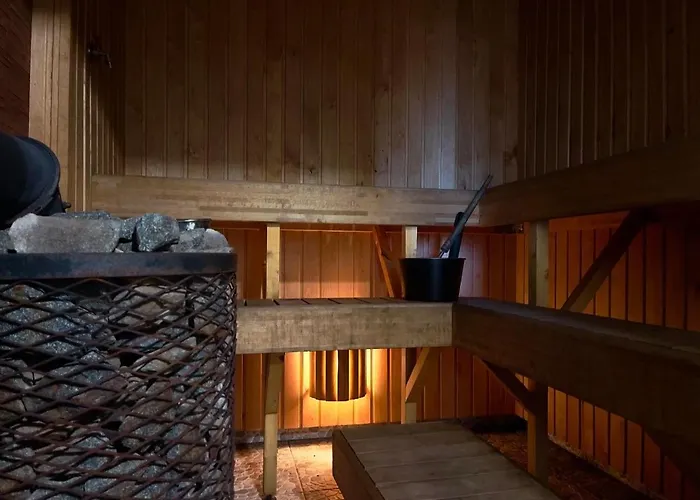 Kihnu Kuelalistemaja Homestay *